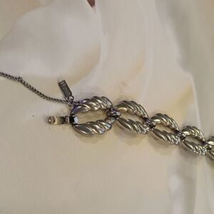 MONET goldtone bracelet 7.1/4"